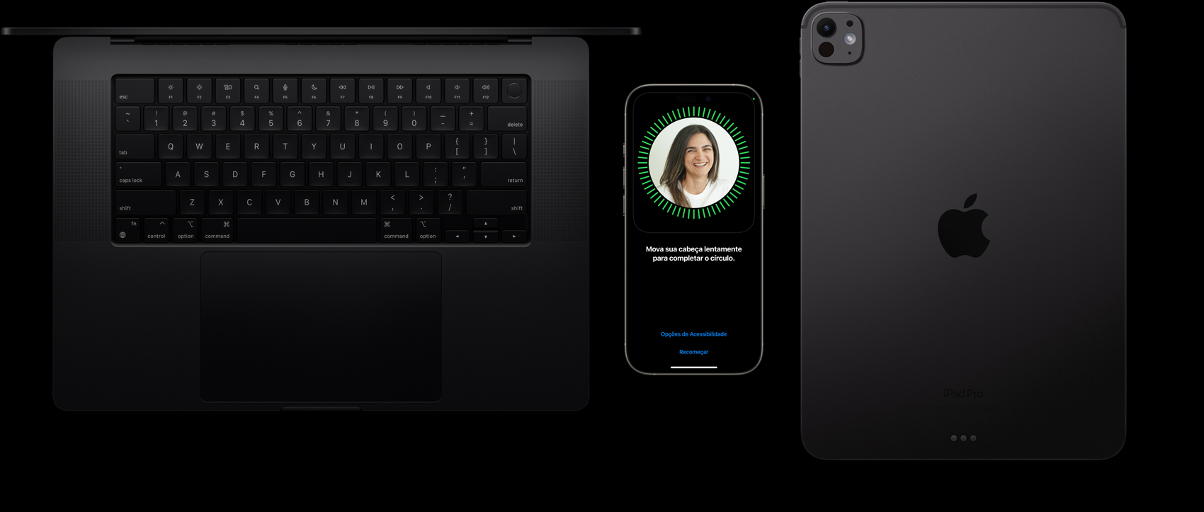 Um MacBook preto-espacial, um iPhone em titânio natural e um iPad preto-espacial, lado a lado, com o Face ID sendo configurado no iPhone