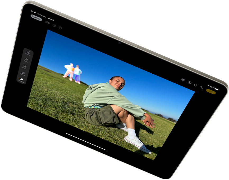 Imagem de um iPad Air na horizontal mostrando a Apple Intelligence com a ferramenta de Limpeza no app Fotos.