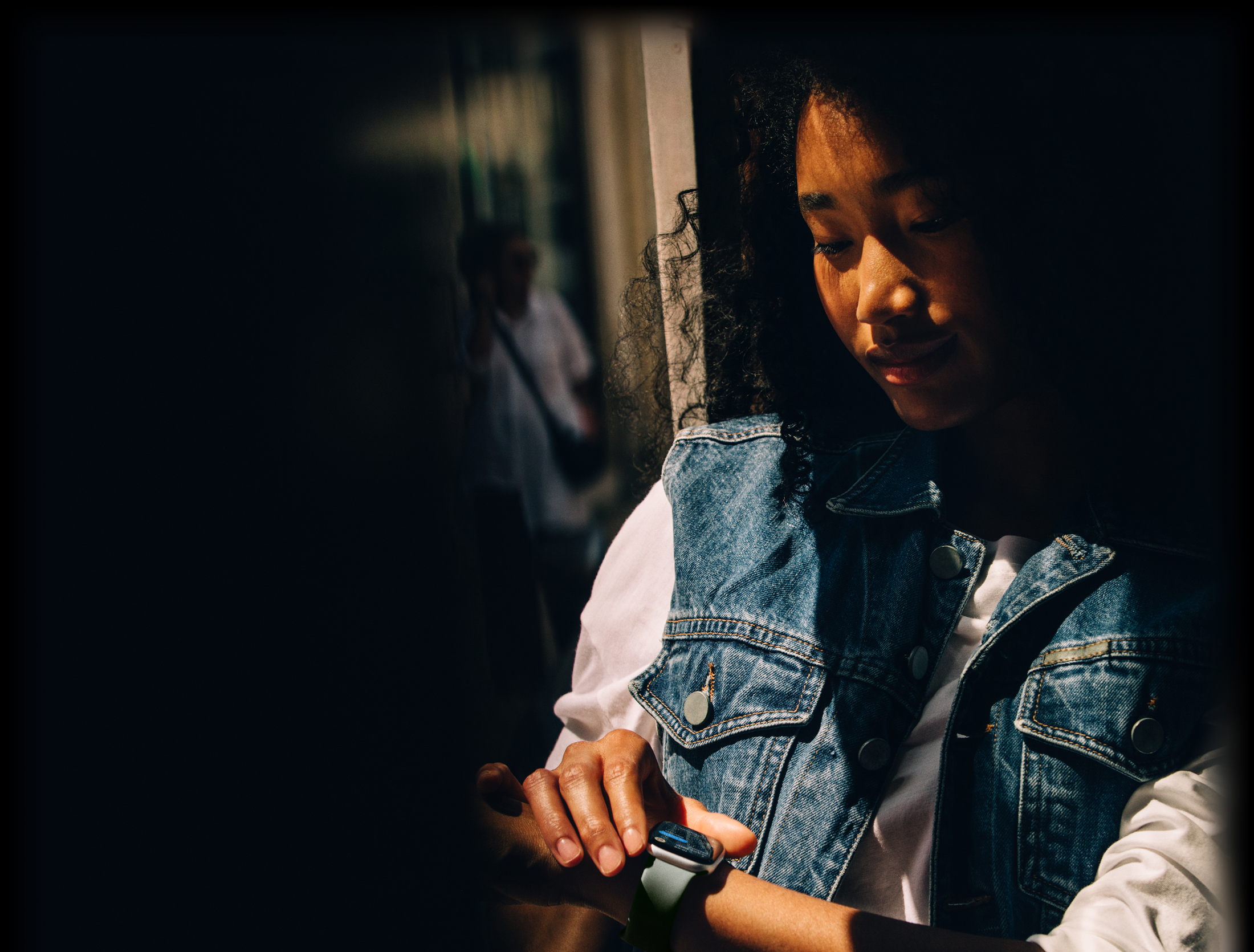 Une personne consultant Messages sur Apple Watch Series 11