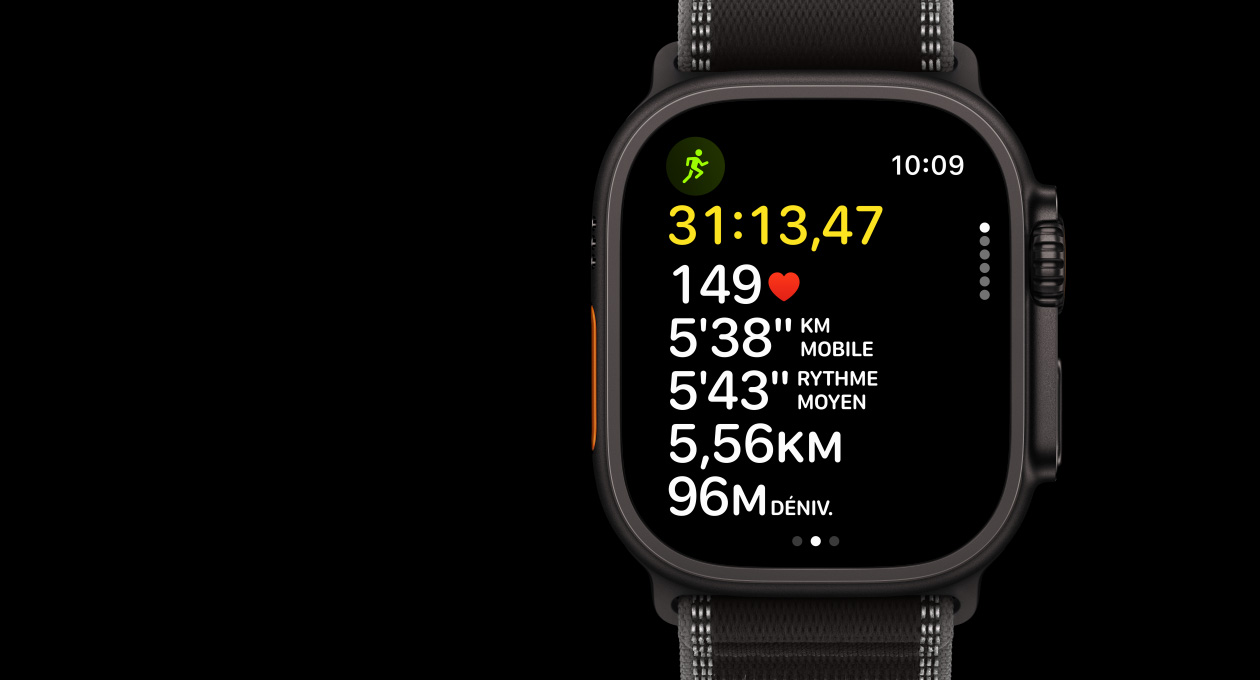 Apple Watch Ultra 3, noir, boîtier en titane, app Exercice, course à l’extérieur, côté gauche extérieur, bouton Action, côté droit extérieur, Digital Crown, bouton latéral, bracelet, Sentier, noir/charbon
