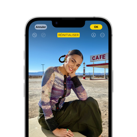 Sur un iPhone seize-e, l’outil de nettoyage Apple Intelligence met en surbrillance un élément à l’arrière-plan d’une photo.