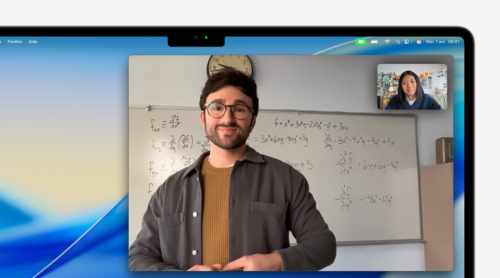 Appel vidéo sur MacBook Air montrant deux personnes qui discutent, la première reste au centre du cadre, même quand elle se déplace, grâce à Cadrage centré