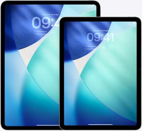 Un iPad et Un iPad Air, côte à côte, l’iPad Air se superpose à l’iPad, orientation portrait, écran verrouillé affichant l’heure en Liquid Glass translucide