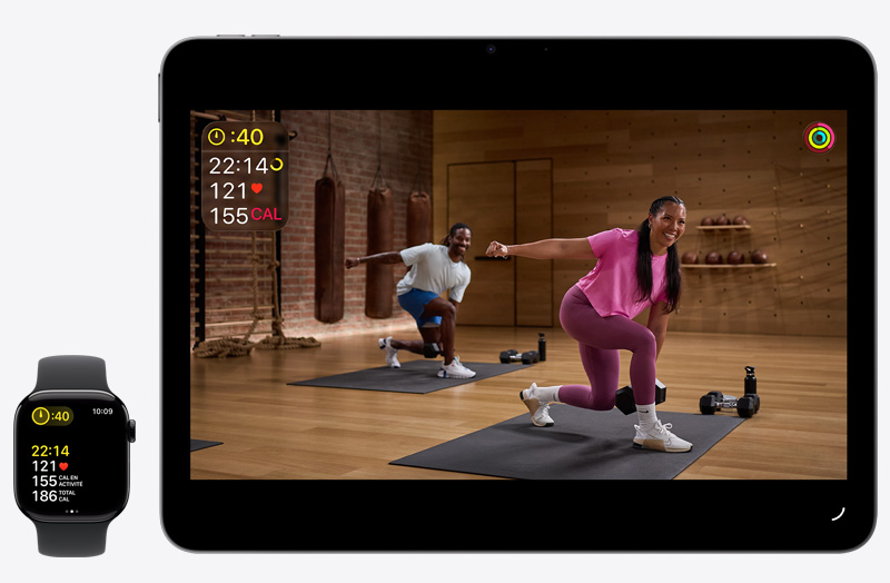 Apple Watch faisant le suivi d’un entraînement, iPad affichant un cours de mise en forme en direct
