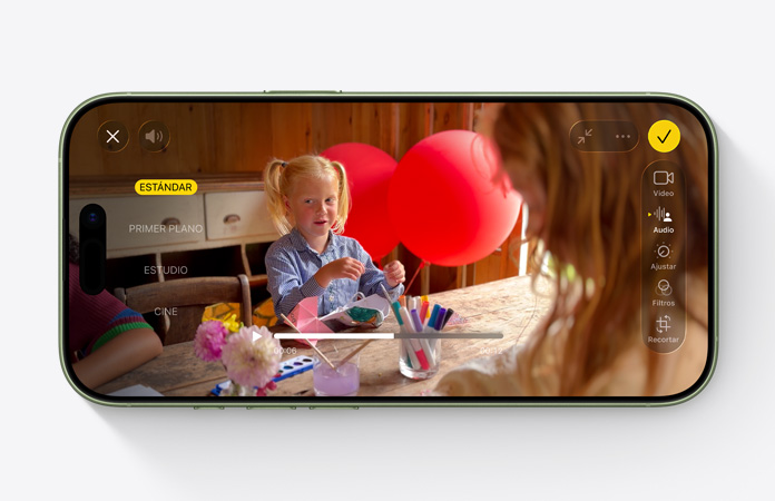 iPhone 17, parte frontal, video de una niña en una mesa con globos con la funcionalidad Mezcla de Audio en uso