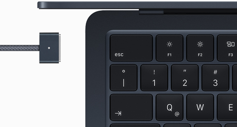 MacBook Air color medianoche con cable de carga MagSafe del mismo color