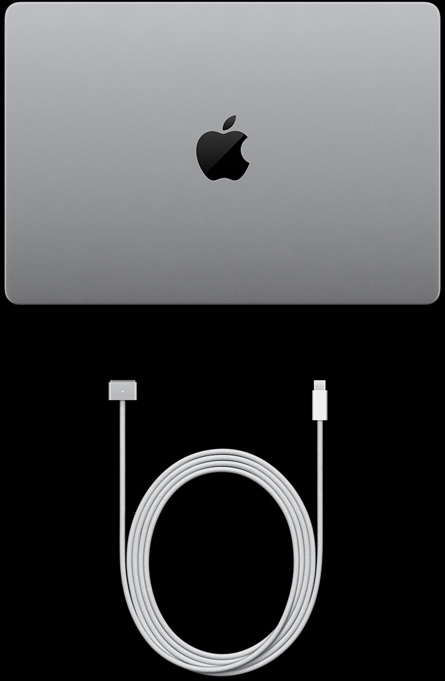 Zavřený MacBook Pro s&nbsp;PROLED&nbsp;XDR displejem, stříbrná barva, pohled shora, USB‑C nabíjecí kabel a napájecí adaptér