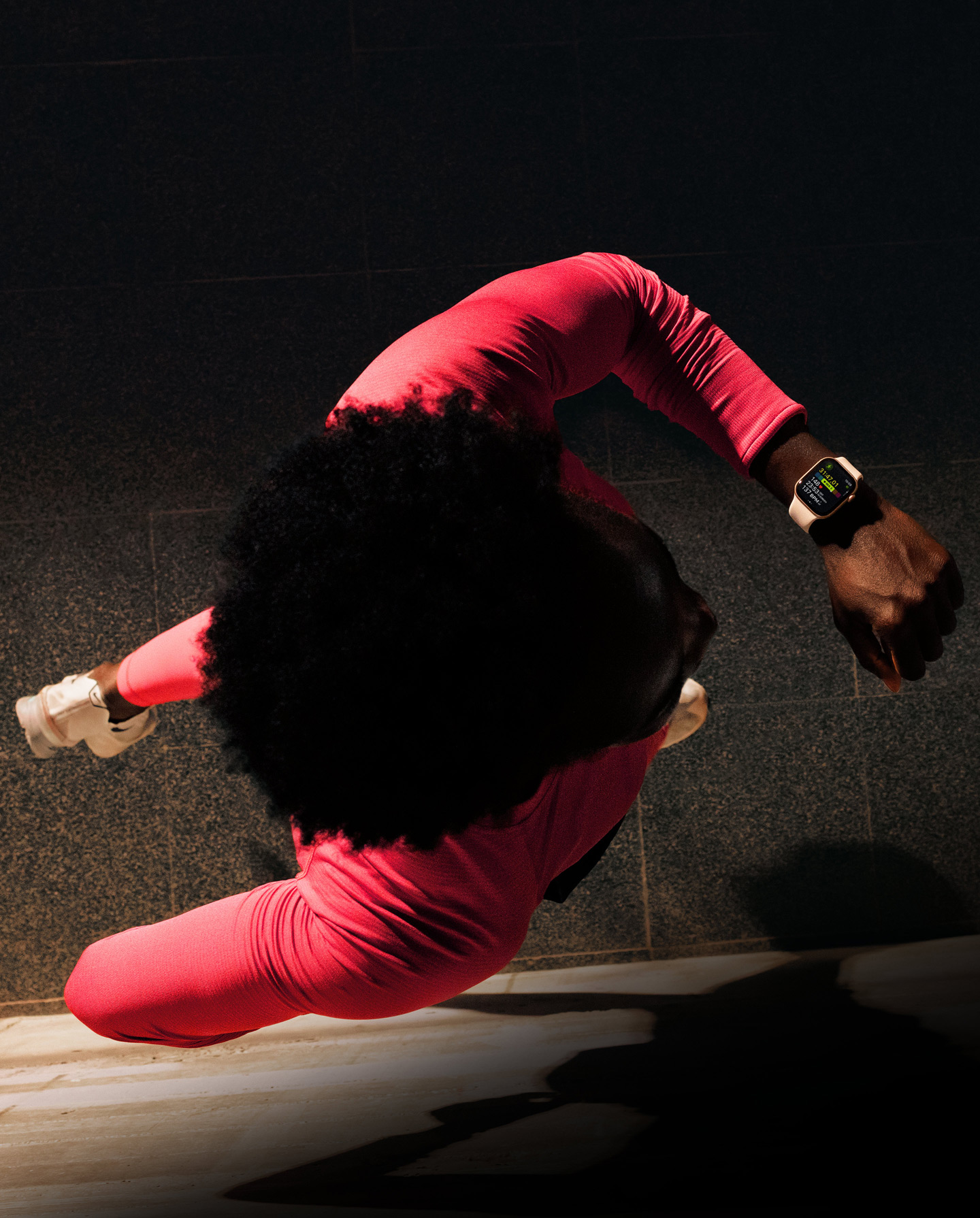 Eine Person checkt beim Laufen ihren Fortschritt in der Trainingsapp auf ihrer Apple Watch Series 11