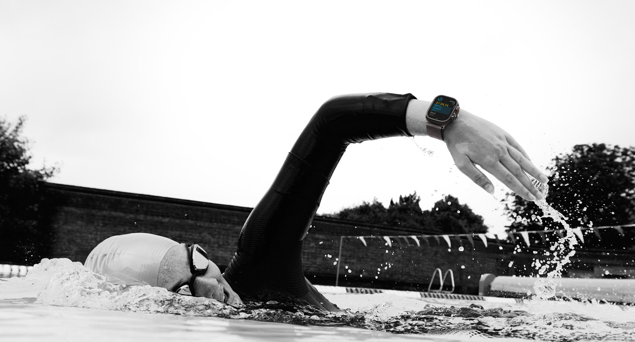 Eine Person trackt ein Schwimmtraining mit der Apple Watch Ultra 3