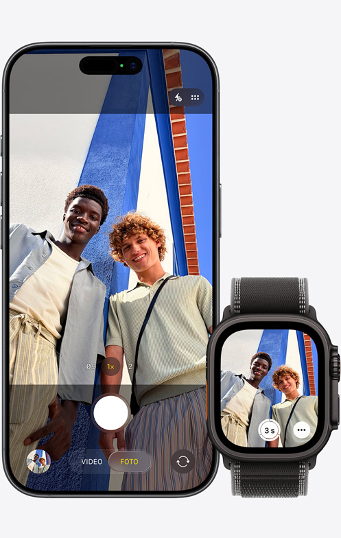 Vorderseite eines iPhone 17, Kamera wird benutzt, um ein Gruppenselfie aufzunehmen, daneben eine Apple Watch Ultra 3 mit geöffneter Kamera Fernbedienung App