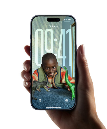 Eine Hand hält ein iPhone mit dem neuen Liquid Glass Design, auf dem sich die Ziffern der Uhr dynamisch an das Bild auf dem Sperrbildschirm anpassen