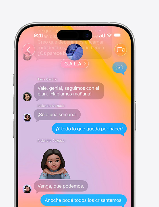 Pantalla de un iPhone que muestra una conversación de Mensajes con el diseño Liquid Glass