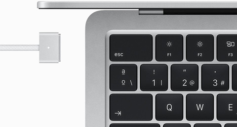 MacBook Air en plata con cable de carga MagSafe a juego