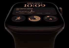 Apple Watch Series 12, alumiinikuori, värinä tumma pronssi, Moduulit-kellotaulu, komplikaatiot: päivä ja päivämäärä, Treenit, aktiivisuusympyrät, Apple Music, näkymä oikeasta sivusta, Digital Crown, urheiluranneke, värinä oliivi