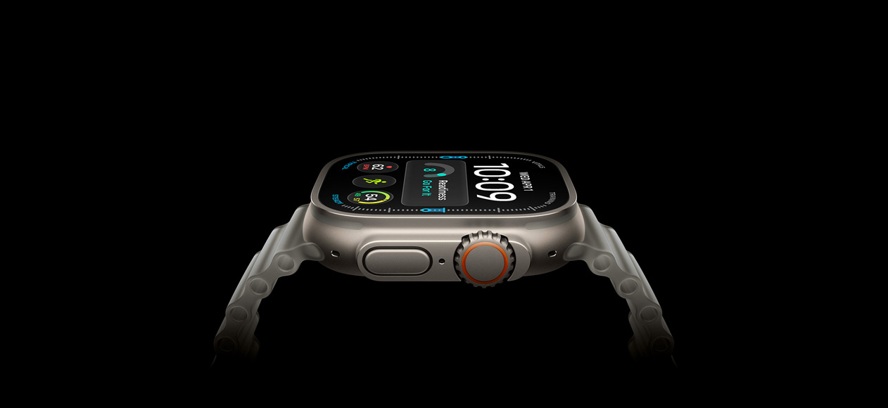 Apple Watch Ultra 4, titanboett, naturlig finish, höger utsida, Digital Crown, upphöjd sidoknapp, digital urtavla, halvgenomskinligt grått havsband