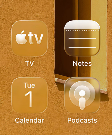 Quatre icônes d’app translucides, deux par rangée, notamment l’app Apple TV, Notes, Calendrier et Podcasts, réfractent l’arrière-plan