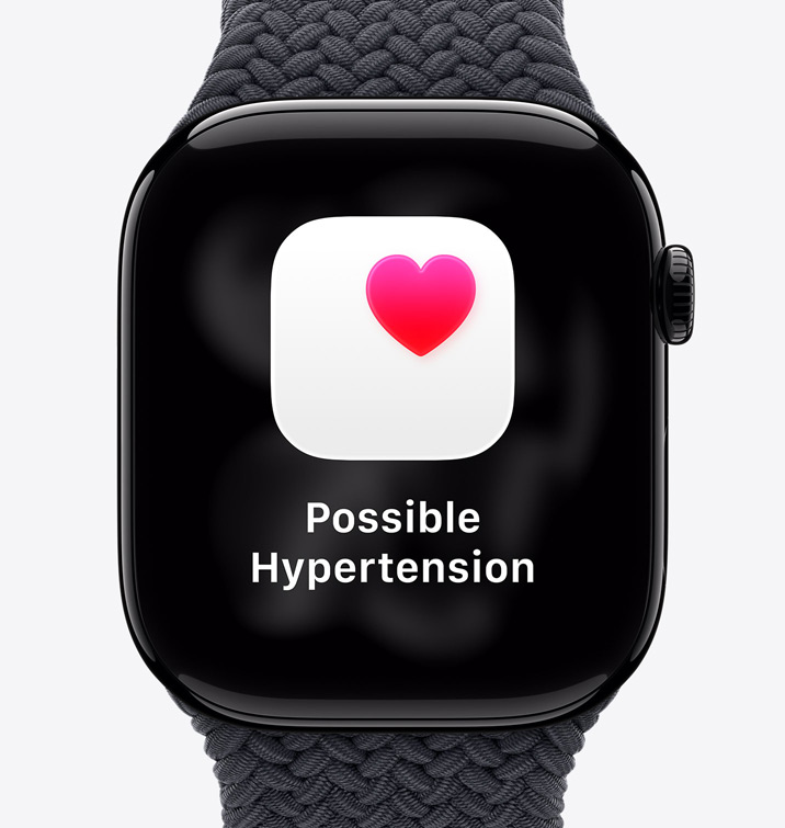 Apple Watch Series 11, Aluminiumgehäuse, Farbe poliertes Diamantschwarz, Mitteilung: Möglicher Bluthochdruck, pinkes Herz in weißem Feld, rechte Seitenansicht, Digital Crown, Sportarmband, Farbe Schwarz