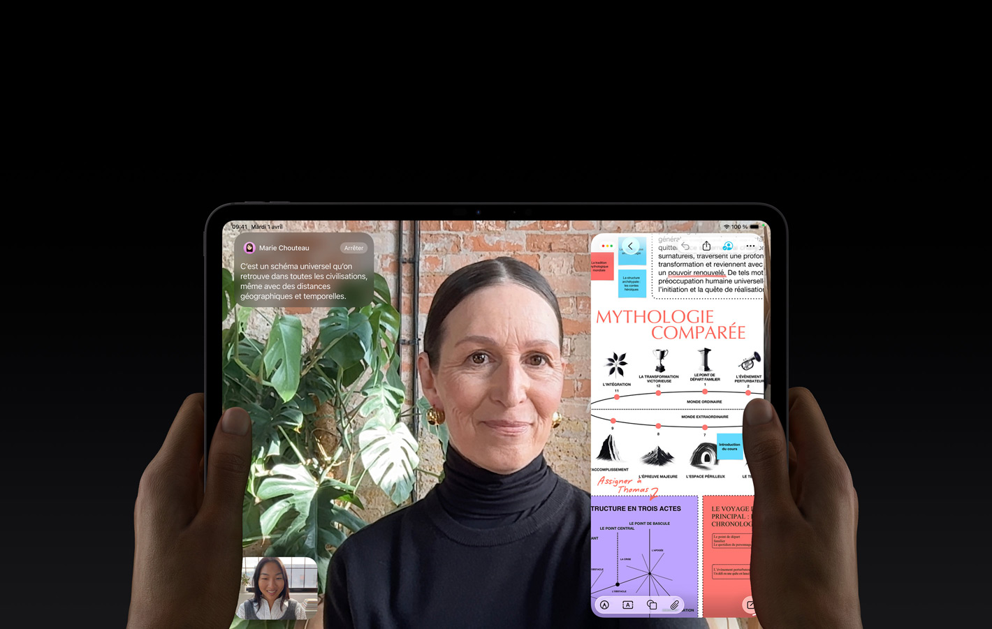 iPad Pro, face avant, noir sidéral, mains gauche et droite tenant l’appareil en orientation paysage, angles arrondis, cadre d’écran noir, écran affichant une conversation FaceTime traduite en direct et une app éducative montrant une présentation de la mythologie comparée avec du texte, des diagrammes et des notes manuscrites