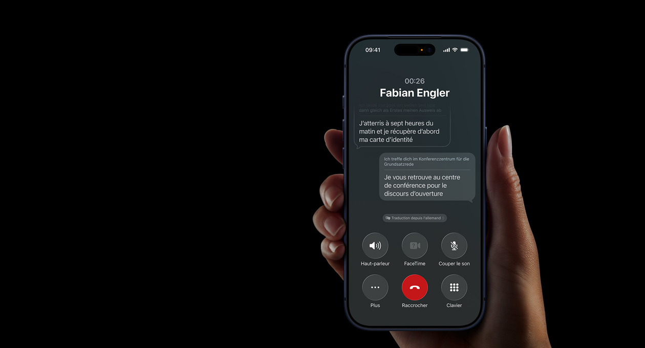 Une main tient un iPhone 17 Pro, montrant la fonctionnalité Traduction en direct d’Apple Intelligence pendant un appel téléphonique