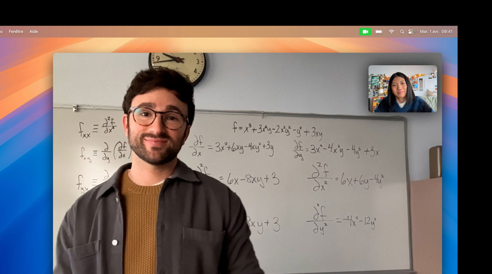 Un appel vidéo avec la fonctionnalité Cadre centré qui maintient la personne dans le cadre en la suivant dans ses déplacements