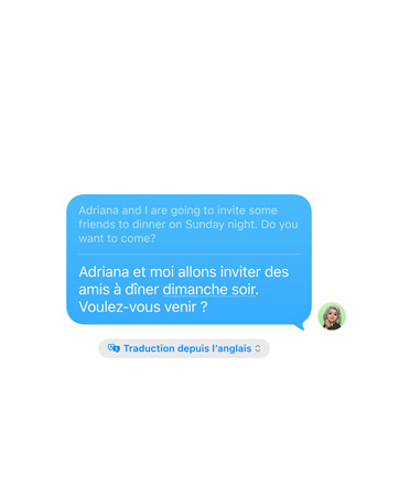 Traduction en direct dans Messages d’un SMS disant Adriana and I are going to invite some friends to dinner on Sunday night. Do you dare to come? automatiquement traduit en espagnol