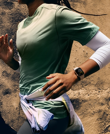 Ένα άτομο παρακολουθεί το τρέξιμό του στο Apple Watch SE 3