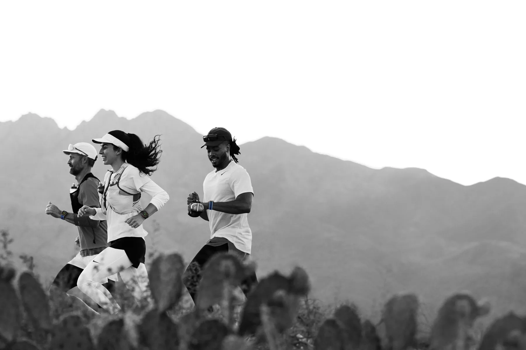 沙漠小徑上的跑手使用 Apple Watch Ultra 3 追蹤其體能訓練