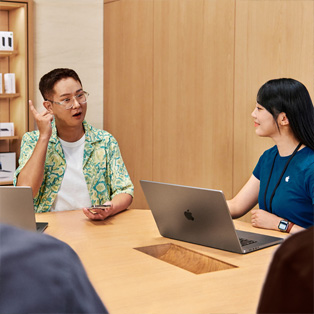 鳥瞰角度展示一間 Apple Store 正舉行商務培訓。