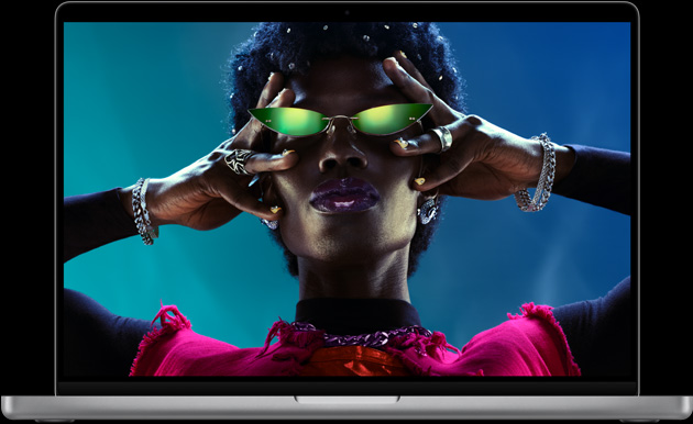 打開的銀色 MacBook Pro，顯示器展示人物影像。