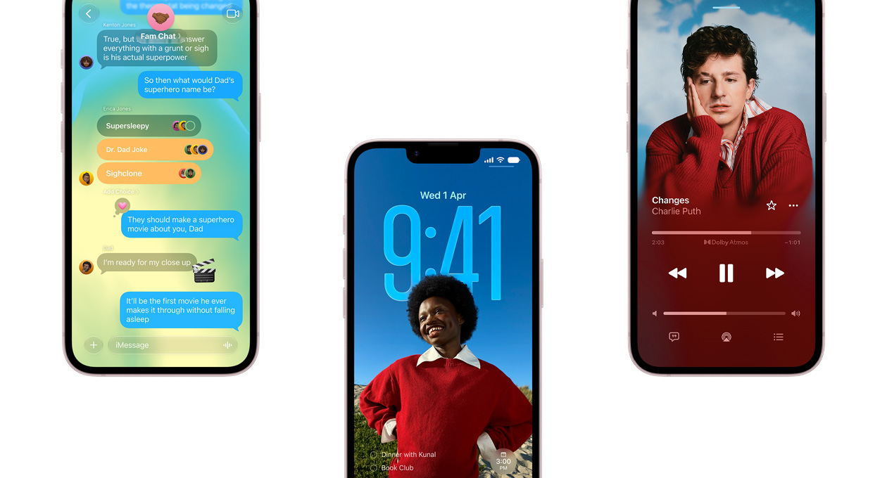 Három iPhone 17e készülék, rajtuk az Üzenetek app a Liquid Glass dizájnnal, a dinamikus zárolási képernyő, illetve a képernyőfotó funkció naptári eseménnyel való használata
