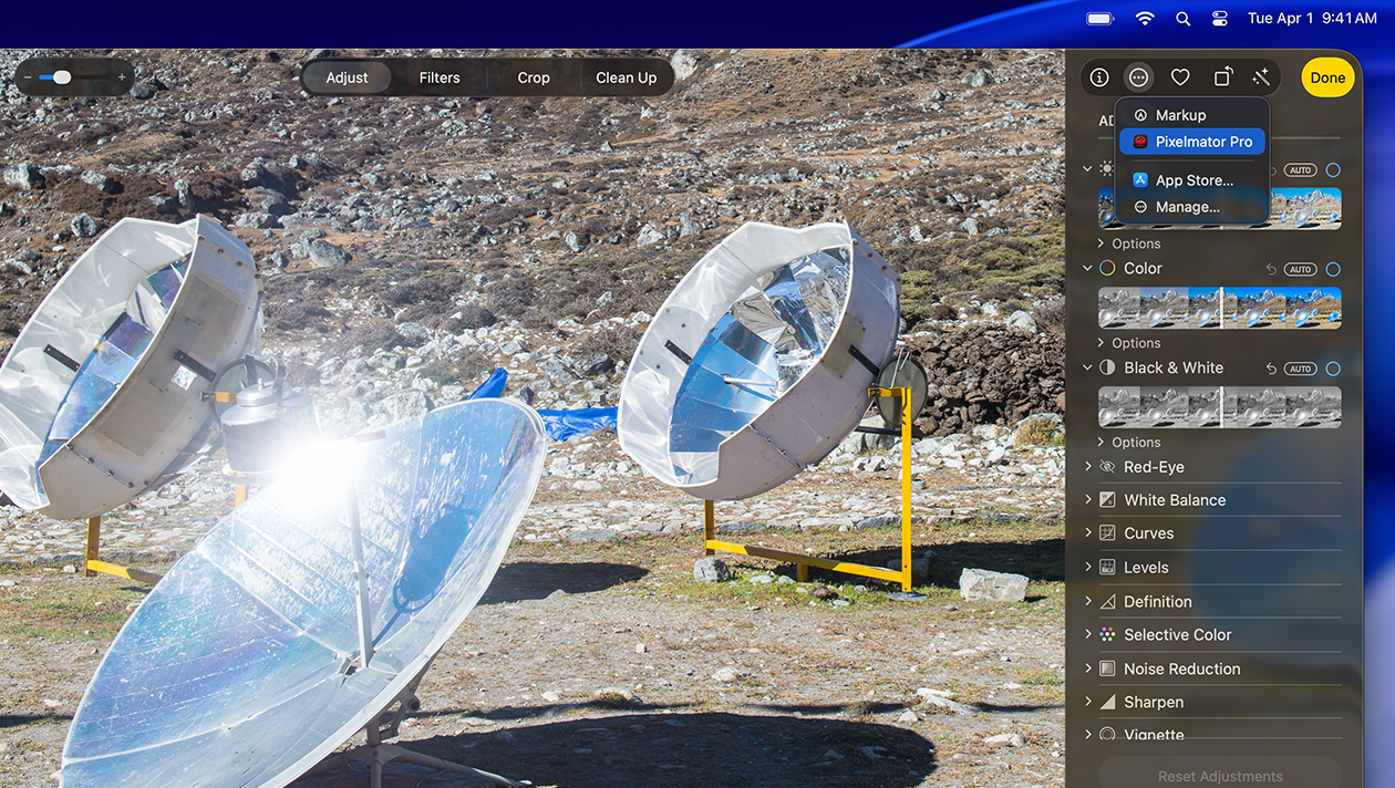 Layar MacBook Pro 16, foto tiga teleskop luar angkasa perak di tanah, alat pengeditan gambar