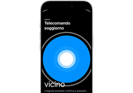 Un iPhone che viene usato per trovare il telecomando Siri Remote