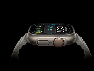 Apple Watch Ultra 4を横から見た図。チタニウムケース、カラーはシルバー、デジタルの時刻表示、健康とフィットネスの測定値、オレンジのDigital Crownサイドボタン