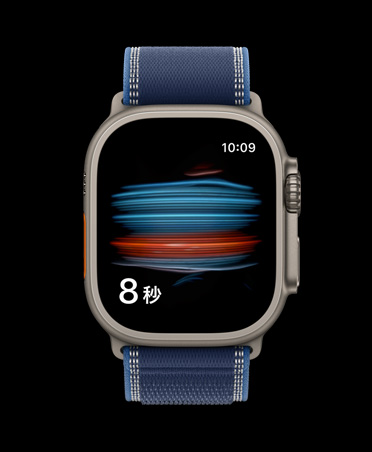 Apple Watch Ultra 3、チタニウムケース、ナチュラルカラー、体に取り込まれた酸素のレベルをヘルスケアアプリ内でチェックしている。ブルー/ブライトブルーのトレイルループ