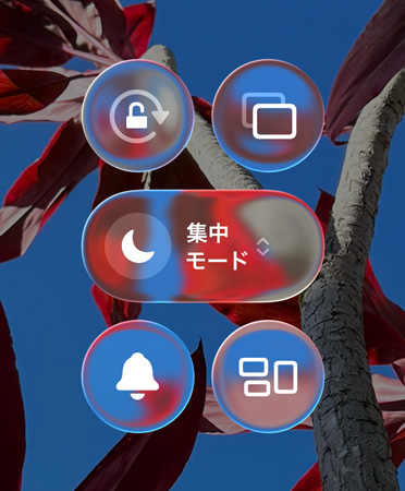 カラフルなiPhoneのホーム画面。アプリやウィジェットが透明なLiquid Glassで表示されている