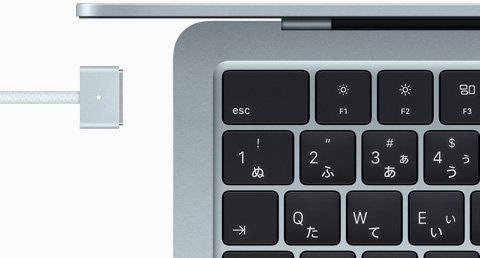 スカイブルーのMacBook Airと同じカラーのMagSafeケーブル