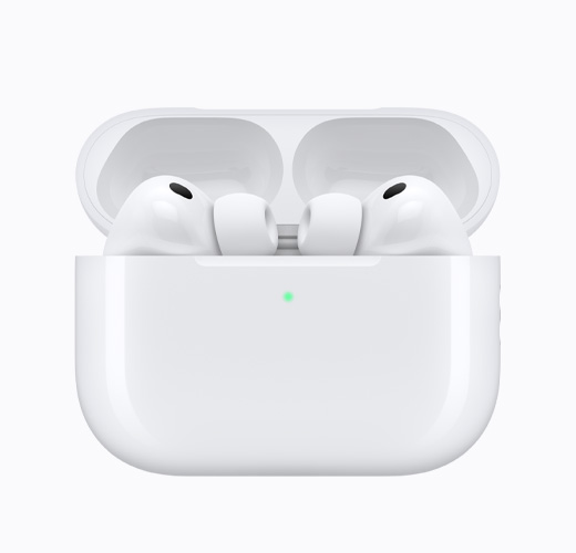 열려 있는 화이트 색상 충전 케이스 내부의 AirPods 4
