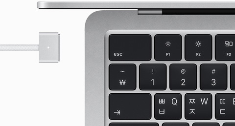 실버 색상 MacBook Air와 같은 색상의 MagSafe 케이블