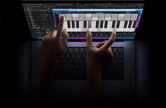 PROLED XDR 디스플레이 탑재 MacBook Pro 스페이스 블랙 색상 모델 사용자가 손가락 끝으로 화면에서 윈도우 크기를 조정하는 모습.