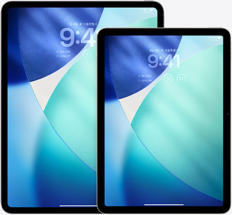 iPad와 iPad Air가 나란히 놓여 있고, iPad Air가 앞쪽에 겹쳐진 모습. 세로 방향의 iPad 잠금 화면에는 반투명 Liquid Glass 효과의 시간이 표시된 화면.