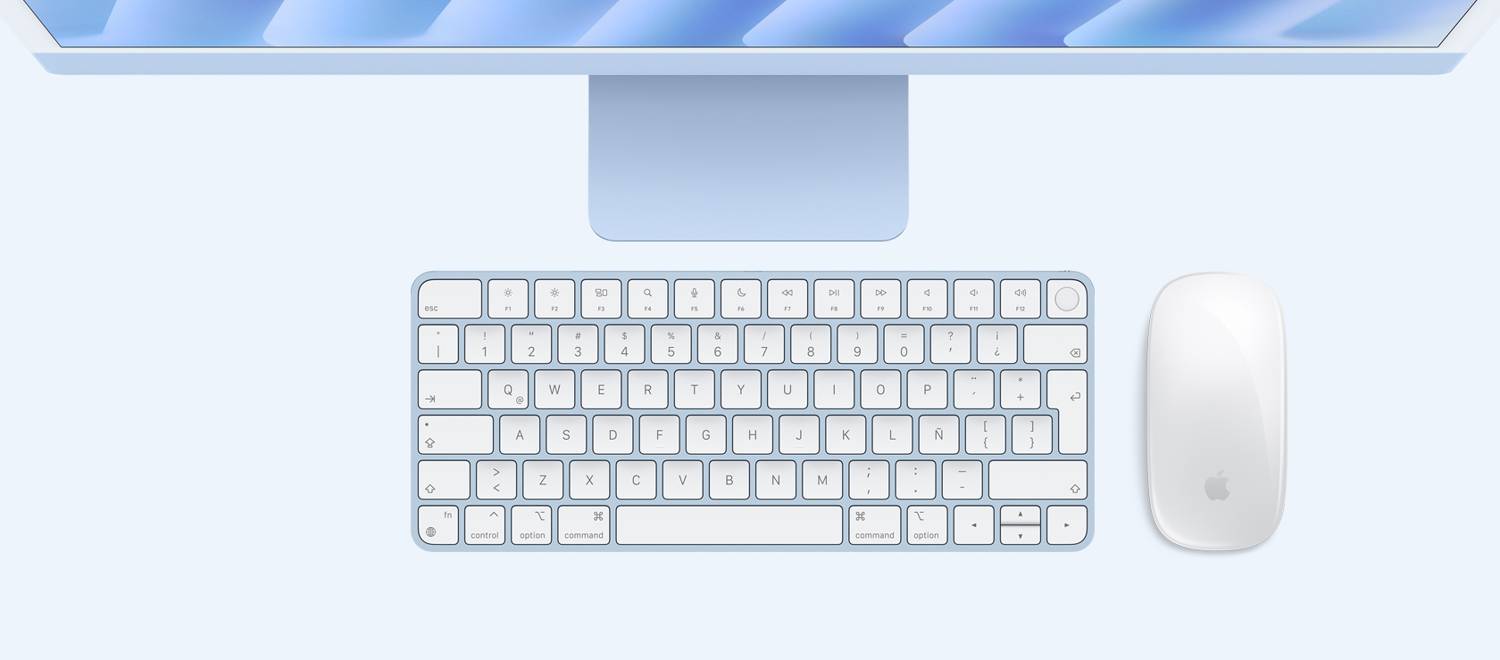 Vista panorámica de una iMac azul con mouse y teclado a juego