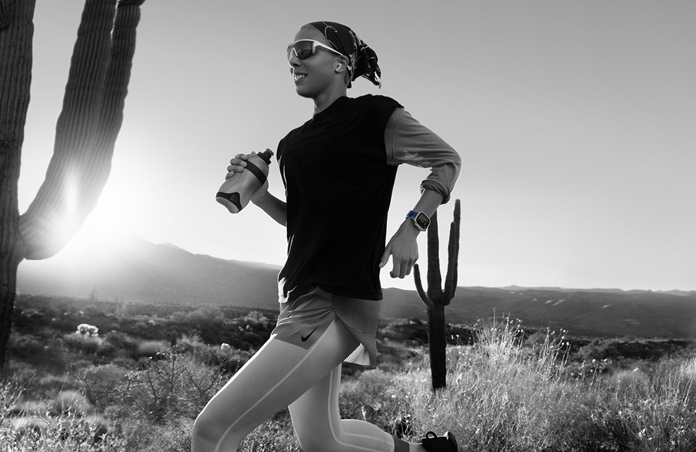 Workout Buddy piegādā ziņojumu skrējējam uz tuksneša takas