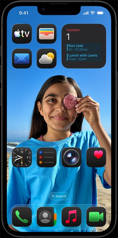 iPhone 16e, kuram apkārt ir tādas aplikācijas kā Apple mail, WhatsApp, Safari, Apple maps, Apple Music, Photos, Notes un Home