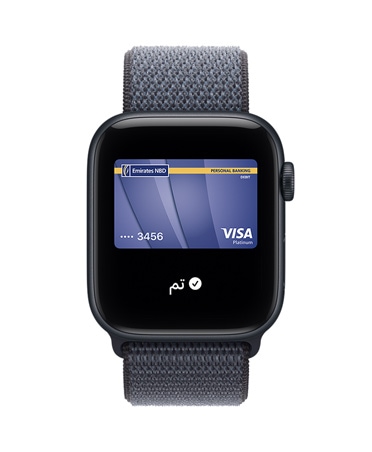 Apple&nbsp;Watch&nbsp;SE&nbsp;3 بإطار من الألومنيوم ولون سماء الليل، وApple&nbsp;Pay في تطبيق المحفظة من Apple، والجزء الخارجي الأيمن يُظهِر التاج الرقمي، وحزام Loop رياضي بلون أزرق حديدي