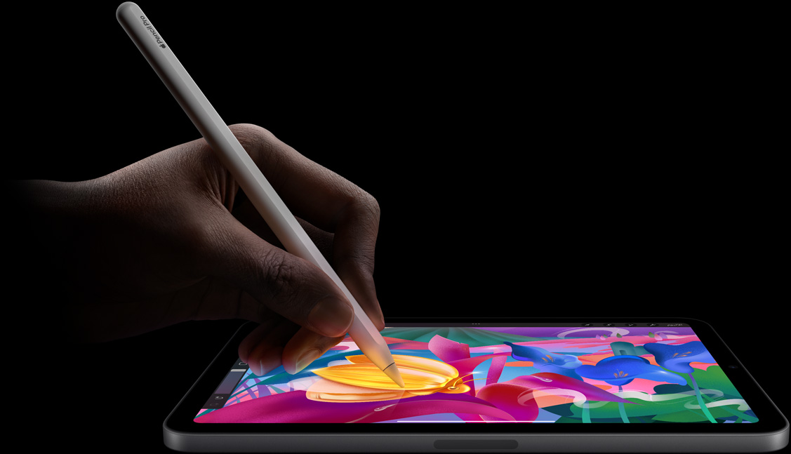 يد مستخدم تمسك بقلم&nbsp;Apple&nbsp;Pro وترسم أعمالاً فنية ملونة على iPad&nbsp;mini‏.