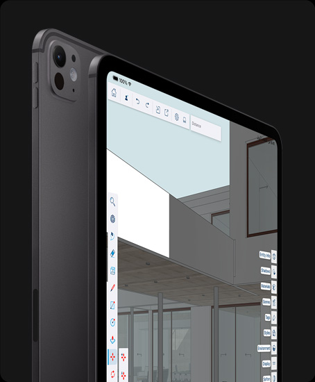 جهاز iPad Pro، الجزء الخلفي الخارجي، الوضع العمودي، لون أسود، نظام كاميرات Pro، زر رفع مستوى الصوت، زر خفض مستوى الصوت، وجهاز iPad Pro، الجزء الأمامي الخارجي، الوضع العمودي، لون أسود فلكي، إطار شاشة أسود، زوايا مدورة، شاشة تعرض تطبيقاً لتعديل تصميمات الغرافيك مع فتح قوائم الأدوات والتأثيرات على الجانبين الأيسر والأيمن