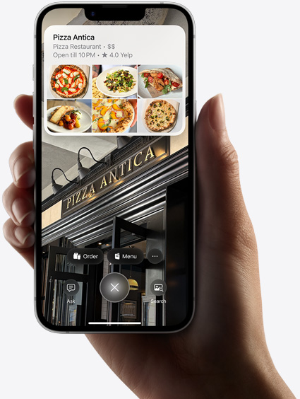 يد شخص تحمل جهاز iPhone&nbsp;16e وهو يعرض نتائج بحث باستخدام الذكاء المرئي.