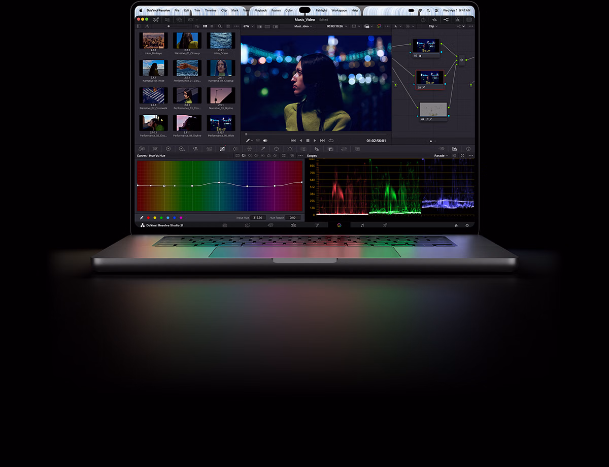 جهاز MacBook Pro مع شاشة PROLED XDR، لون فضي، الشاشة تعرض فيلماً يتم تعديله في برنامج DaVinci Resolve Studio‏