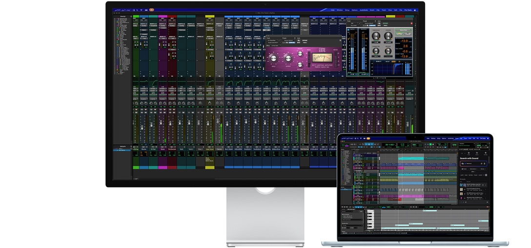 شاشة Studio&nbsp;Display وجهاز لابتوب Mac يعرضان جلسة في Pro&nbsp;Tools مع Splice&nbsp;integration، يساعد الزجاج المعالج بتكنولوجيا النانو على تقليل درجة الانعكاس على شاشة البرنامج الداكنة