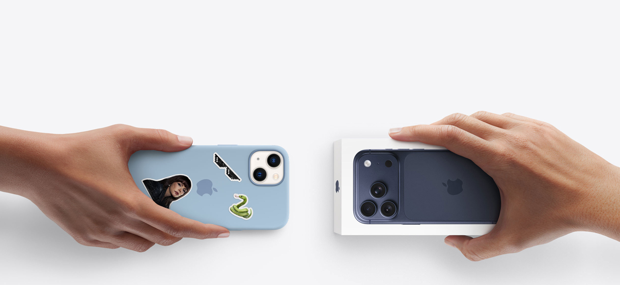 Una mano sostiene un iPhone 13 en una funda de silicón con stickers en la parte posterior simulando un canje con otra mano que, al lado, sostiene una caja con un nuevo iPhone 17 Pro